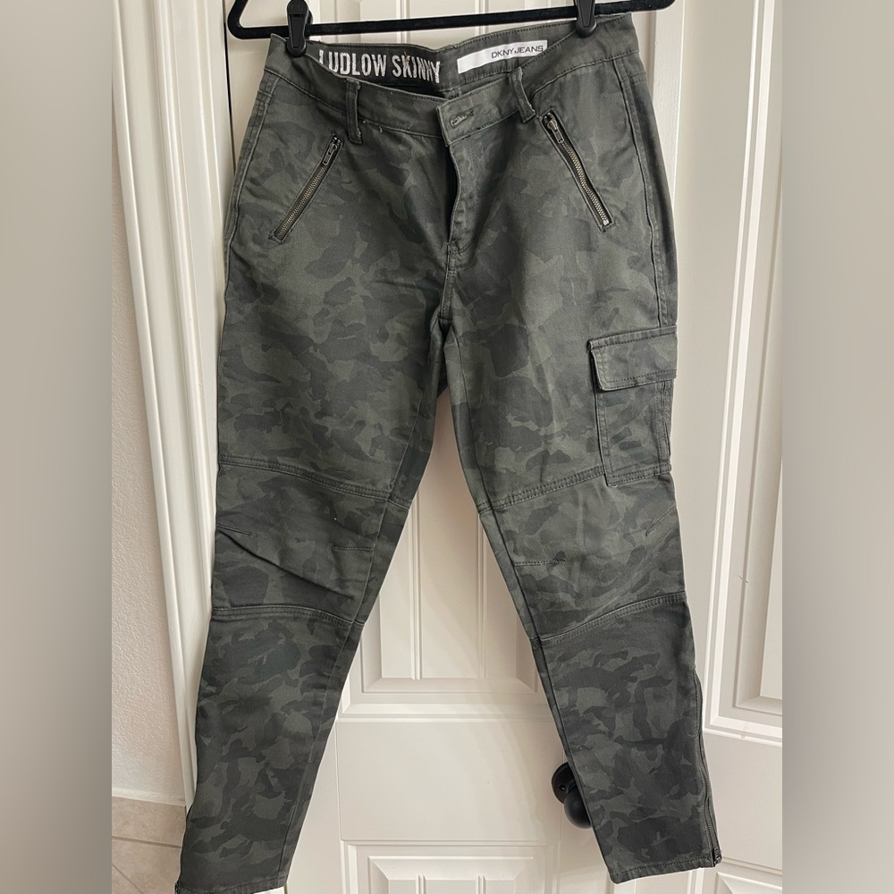 DKNY "Ludlow Skinny" cargo pants, green camouflage print, size 6.